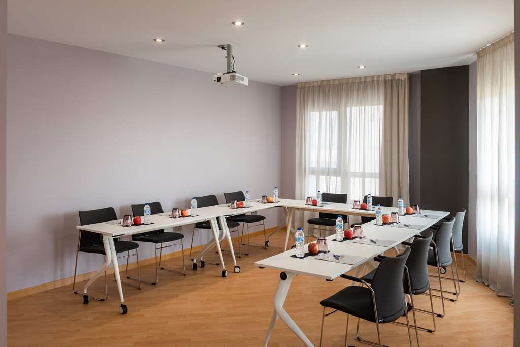 Madrid Airport Suites, Affiliated By Melia Съоръжения снимка